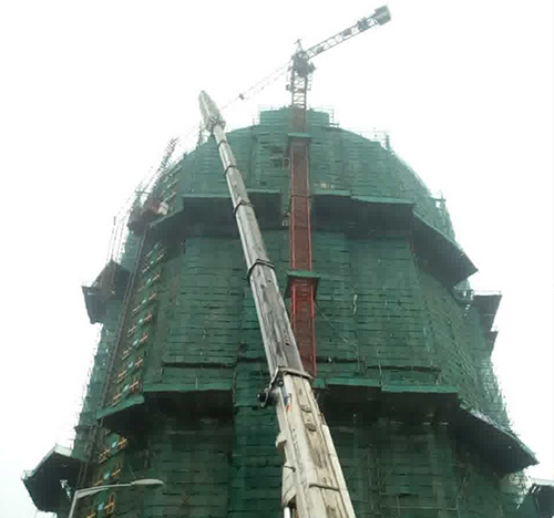 武陵源吊车在工地上作业